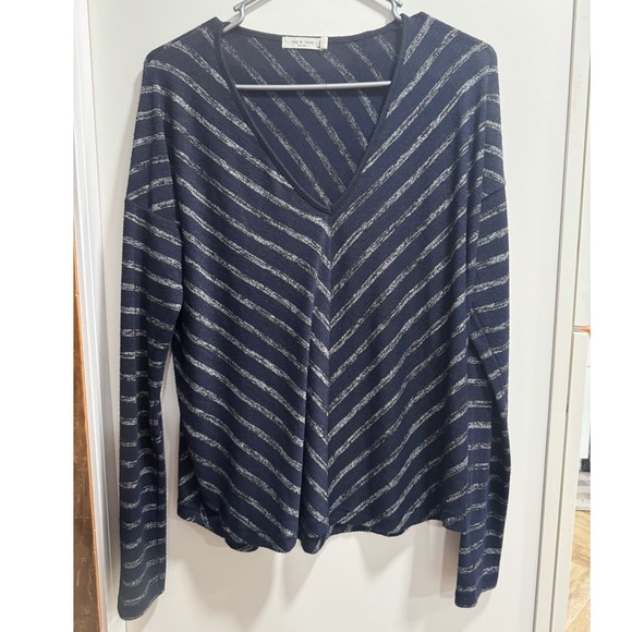 rag & bone Tops - Rag & Bone Navy Blue Silver Diagonal Stripe V-Neck Long Sleeve Top Size Medium